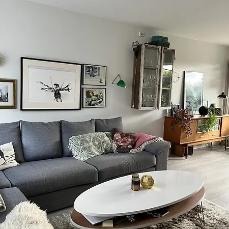 Charming, Spacious Family Near Center 스타방에르