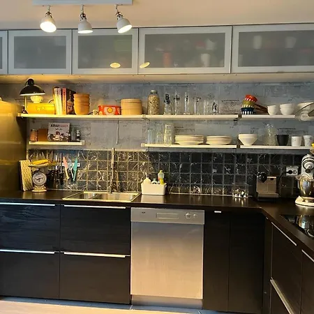 Charming, Spacious Family Near Center 펜션