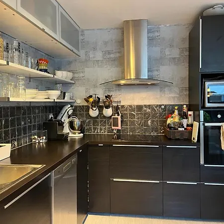 Charming, Spacious Family Near Center 펜션