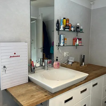 Charming, Spacious Family Near Center 펜션